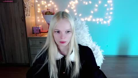 Snapshot of emily_nyaffe chatting on March 3, 2025, 3:42 pm Lia online show from March 3, 2025, 3:42 pm