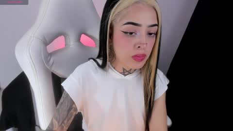 Snapshot of emilydaft chatting on May 16, 2026, 12:40 am fari online show from May 16, 2026, 12:40 am
