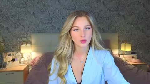 emilydancee online show from November 12, 2025, 5:13 pm