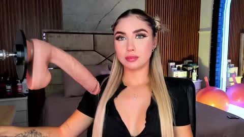 Emily Hendrix online show from September 26, 2025, 8:35 pm