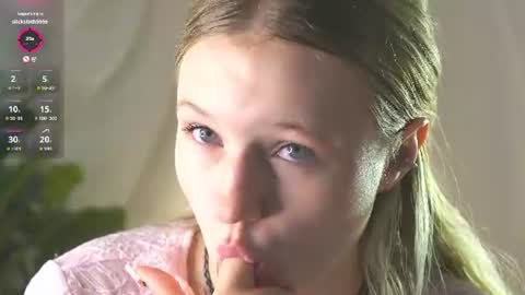 Snapshot of emilyhewell chatting on June 13, 2026, 11:35 pm Emi online show from June 13, 2026, 11:35 pm