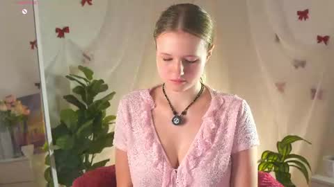 Snapshot of emilyhewell chatting on June 20, 2026, 11:18 pm Emi online show from June 20, 2026, 11:18 pm