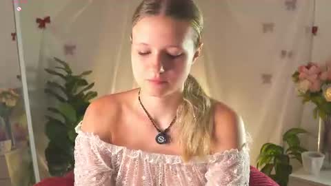 Snapshot of emilyhewell chatting on July 5, 2026, 11:12 pm Emi online show from July 5, 2026, 11:12 pm