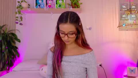 Snapshot of emilyy_bank chatting on June 18, 2026, 3:29 am Emily Bank online show from June 18, 2026, 3:29 am