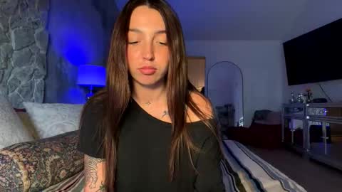Snapshot of emilyyyt chatting on April 21, 2026, 10:12 pm Emily online show from April 21, 2026, 10:12 pm