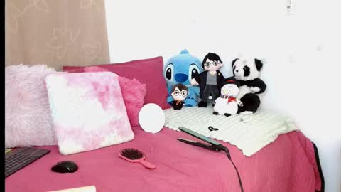 emilyzans07 online show from February 26, 2025, 5:39 pm