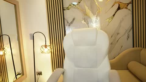 emma__walkerr_ online show from April 6, 2026, 7:04 pm