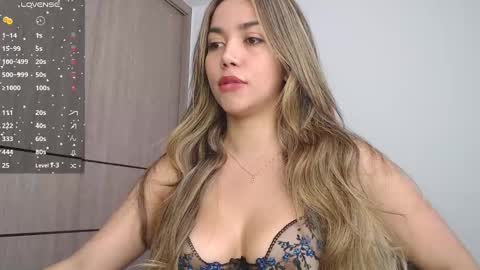 Snapshot of emma_aaa chatting on December 7, 2024, 1:40 pm Rocio online show from December 7, 2024, 1:40 pm