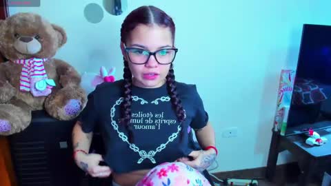 Snapshot of emma_boo_ chatting on April 25, 2026, 2:58 pm emma_boo_ online show from April 25, 2026, 2:58 pm