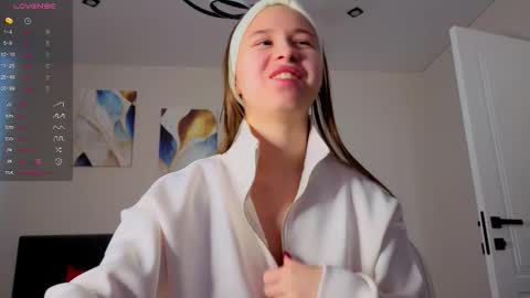 Snapshot of emma_clon chatting on October 6, 2025, 6:22 am Emma online show from October 6, 2025, 6:22 am