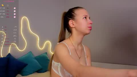 Snapshot of emma_clon chatting on July 13, 2026, 1:41 am Emma online show from July 13, 2026, 1:41 am