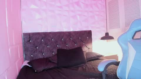 emma_dl2 online show from December 3, 2024, 8:17 pm
