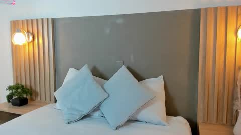 E M M A online show from October 8, 2025, 2:20 am