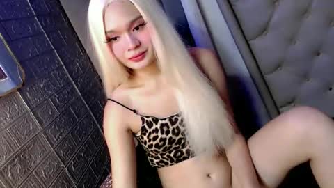 emma_glow69 online show from January 15, 2026, 1:37 pm