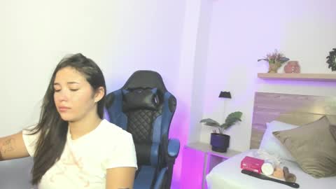 E M M A  online show from October 27, 2025, 7:40 pm