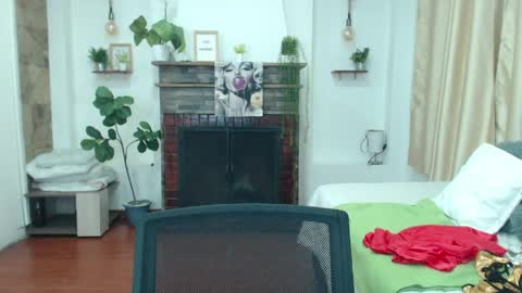 Snapshot of emma_hassani chatting on April 21, 2026, 1:50 pm Tell me Emma online show from April 21, 2026, 1:50 pm