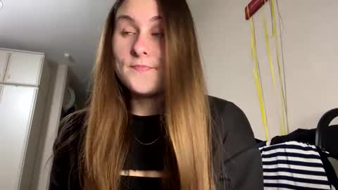 emma_just online show from December 20, 2024, 1:33 pm