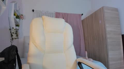 Emma online show from October 15, 2025, 6:52 pm