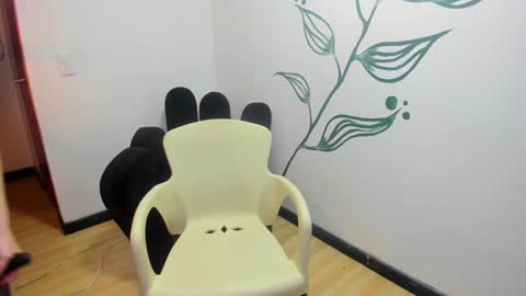 Snapshot of emmaaevans_ chatting on December 17, 2024, 12:00 pm Emma Evans online show from December 17, 2024, 12:00 pm