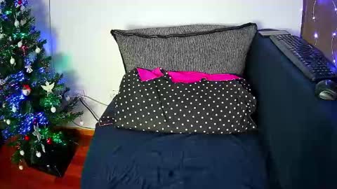 Snapshot of emmakros chatting on December 20, 2024, 1:43 pm emmakros online show from December 20, 2024, 1:43 pm