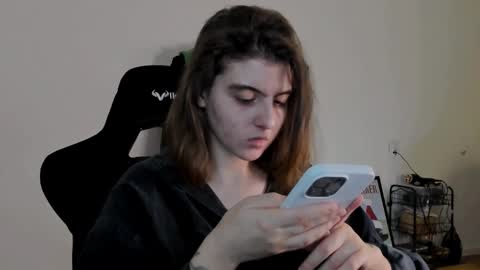 Snapshot of emmamon chatting on December 21, 2024, 8:43 pm Emma online show from December 21, 2024, 8:43 pm