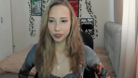 Snapshot of emmarayder chatting on May 20, 2026, 11:05 am Emma online show from May 20, 2026, 11:05 am