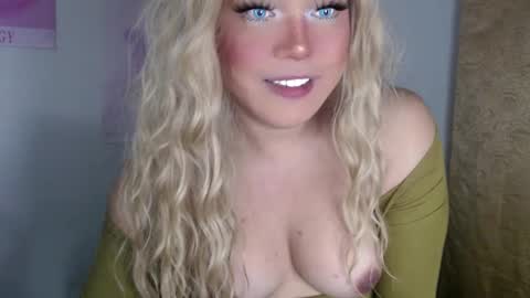Snapshot of emmawatsoons chatting on March 12, 2025, 7:24 am YourDreamGirl Emma online show from March 12, 2025, 7:24 am