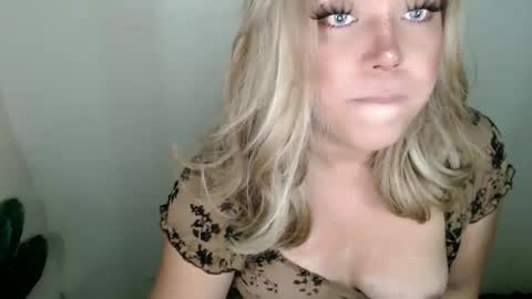 Snapshot of emmawatsoons chatting on September 15, 2025, 1:11 pm YourDreamGirl Emma online show from September 15, 2025, 1:11 pm