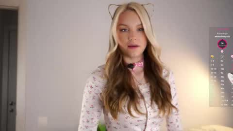 Snapshot of emmiemurray chatting on October 19, 2025, 6:36 am Aurora online show from October 19, 2025, 6:36 am