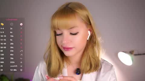 Snapshot of emmiemurray chatting on May 16, 2026, 6:17 pm Aurora online show from May 16, 2026, 6:17 pm