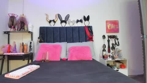          online show from September 26, 2025, 1:04 pm