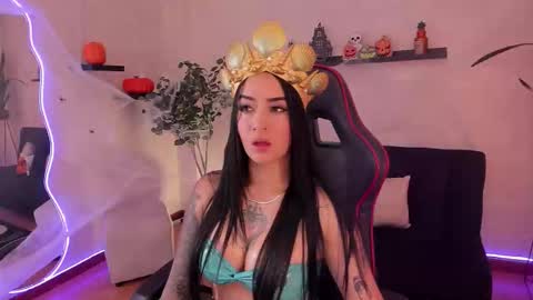 Emmy Evans  online show from October 1, 2025, 7:53 pm