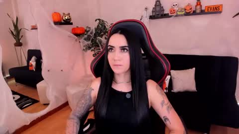 Emmy Evans  online show from October 11, 2025, 7:45 pm