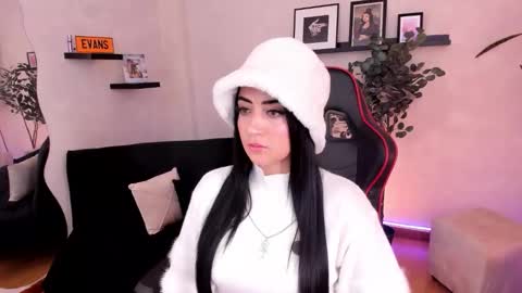 Emmy Evans  online show from November 6, 2025, 7:37 pm