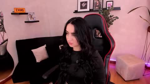 Emmy Evans  online show from November 8, 2025, 7:34 pm