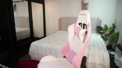 Emmylie online show from April 17, 2026, 9:23 am