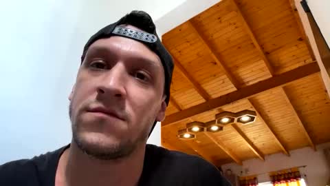 EMO online show from November 6, 2025, 1:12 pm