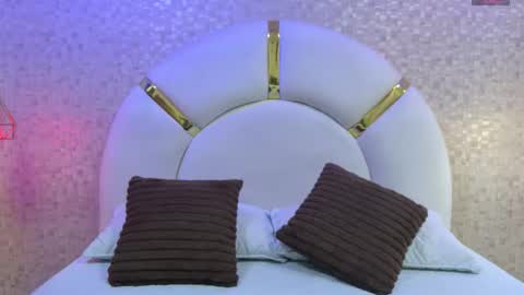 Emy  online show from November 6, 2025, 11:33 am