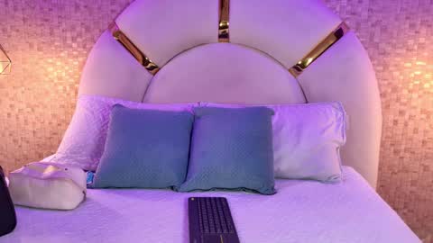 Emy  online show from April 9, 2026, 11:37 am