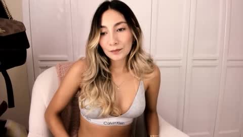 emyconneer online show from December 13, 2025, 8:04 pm