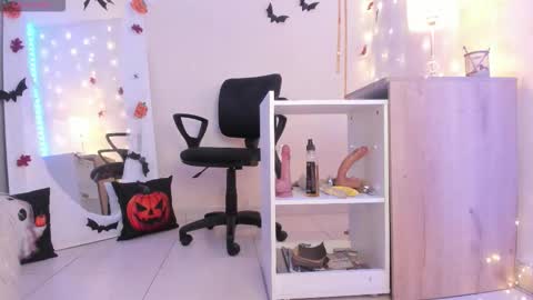 EMYLY  online show from October 24, 2025, 8:05 pm