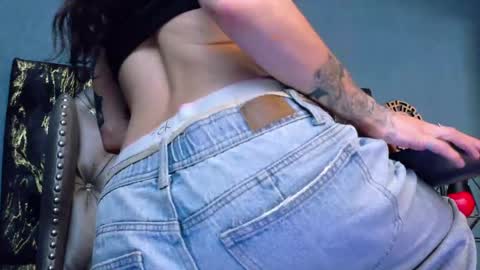 EnchantressQueen online show from April 15, 2026, 1:29 pm