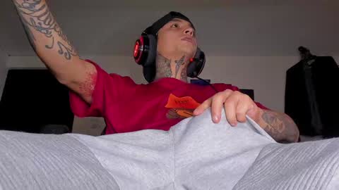 Snapshot of enjoymycock99 chatting on December 18, 2024, 4:20 am enjoymycock99 online show from December 18, 2024, 4:20 am