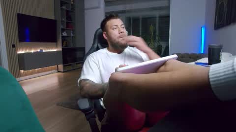 Erik online show from December 14, 2025, 7:40 pm