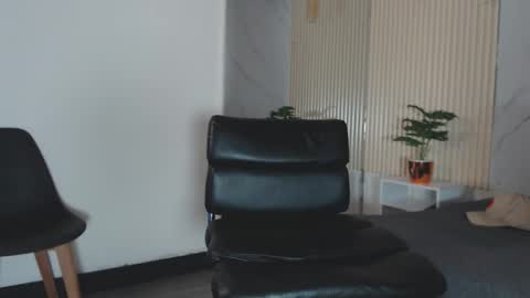 Snapshot of enzo_steel chatting on September 12, 2025, 2:22 am enzo_steel online show from September 12, 2025, 2:22 am