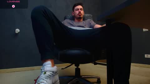 EnzoRace online show from October 25, 2025, 5:04 am