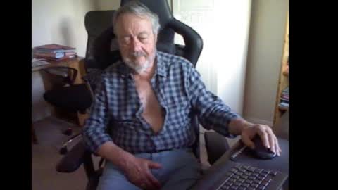 erasmus_d online show from September 25, 2025, 5:49 pm