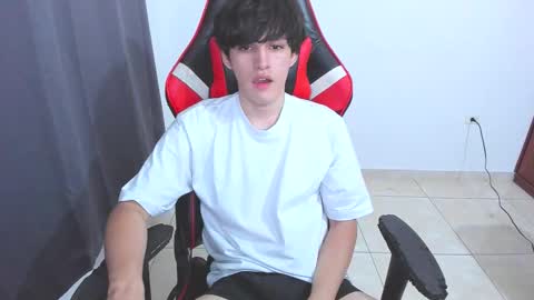 Snapshot of eren_tatakae chatting on October 15, 2025, 2:01 am eren_tatakae online show from October 15, 2025, 2:01 am