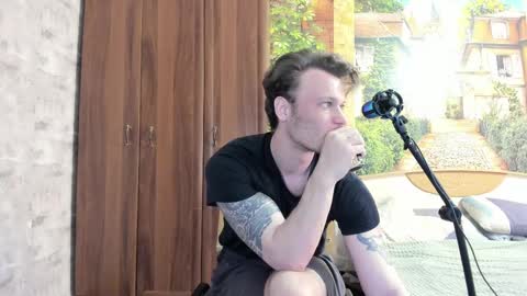 Snapshot of eric_the_vikking chatting on October 7, 2025, 6:32 am Eric online show from October 7, 2025, 6:32 am