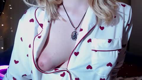 Snapshot of erica_mayer chatting on December 27, 2024, 10:45 am Erica online show from December 27, 2024, 10:45 am